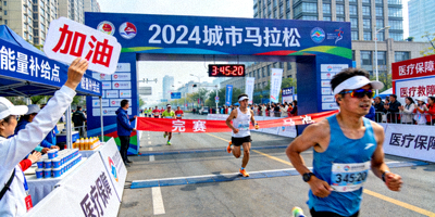 某城市马拉松赛事全程策划执行的现场照片